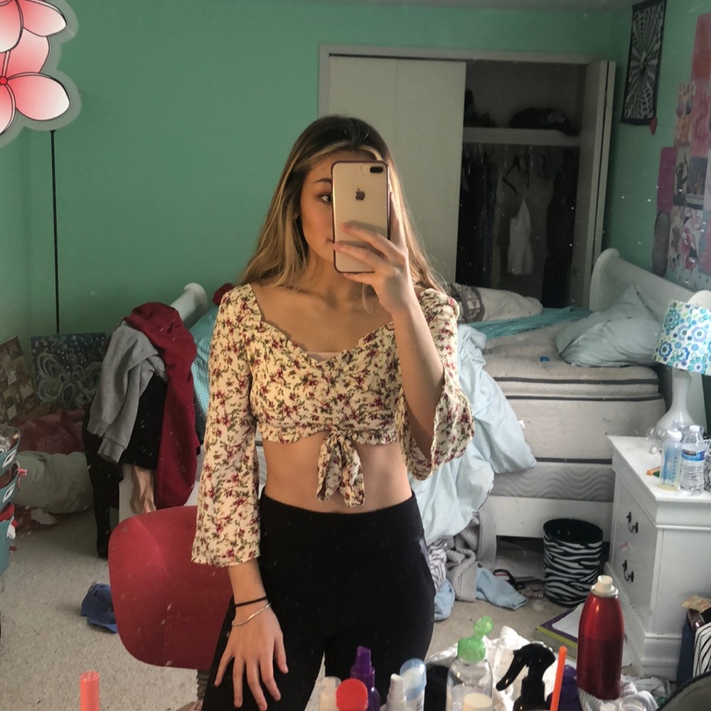 Pitaya Cropped flowy floral top